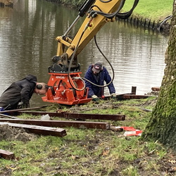 Nieuwe oeverbeschoeiing Vic vijver 2024